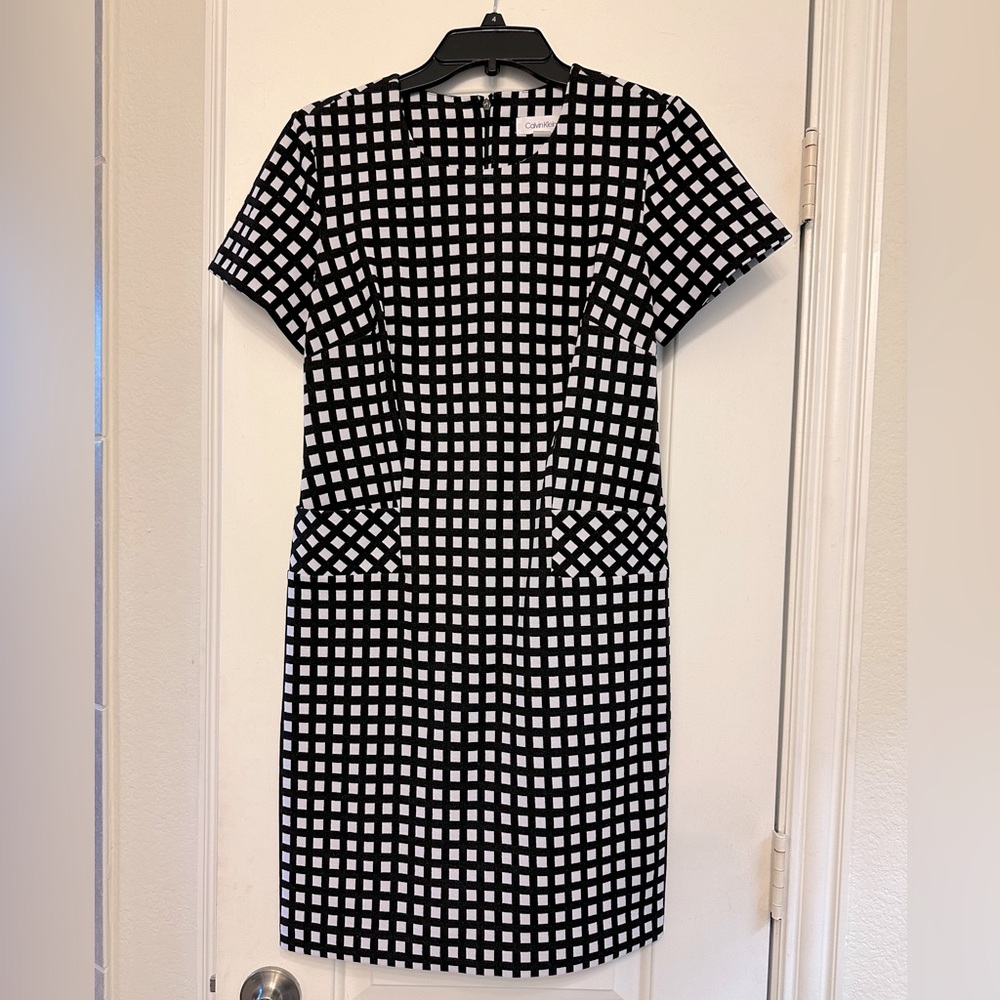 Calvin Klein black and white squares dress with pockets. Size 4.